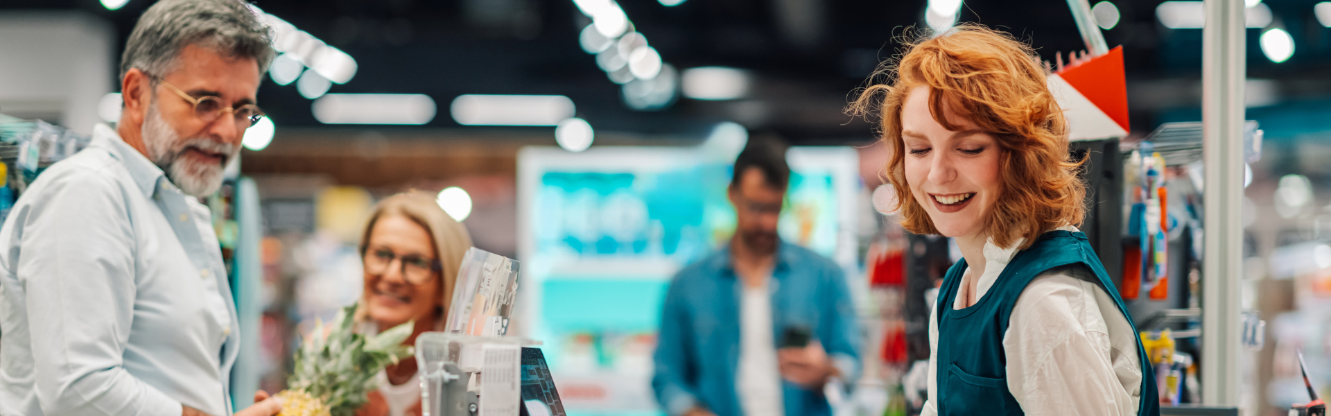 Kassiererin bedient Kunden